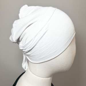 Bonnet attachable en satin - Blanc